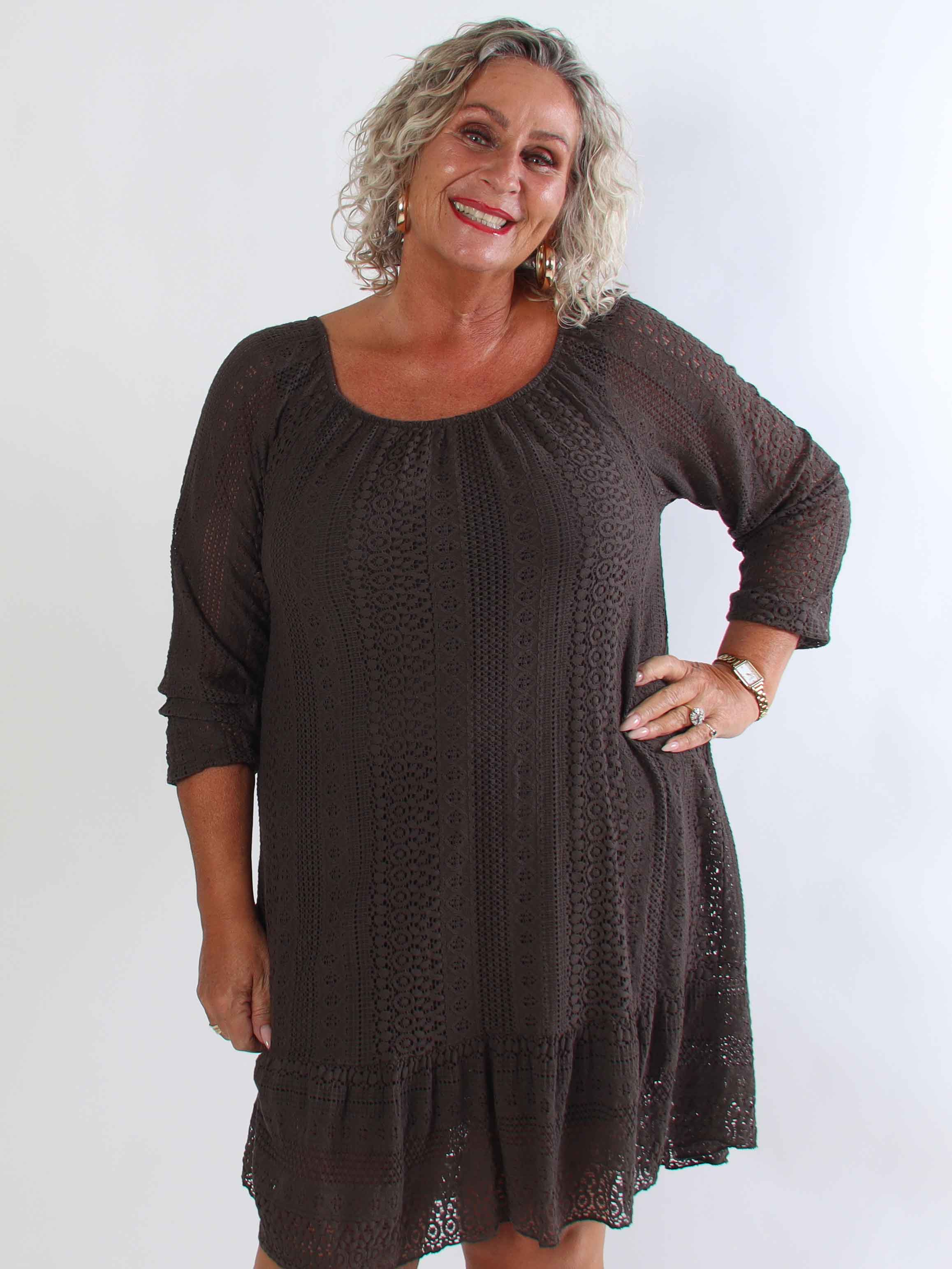 Galateia Long Sleeve – Feminin plus size klänning i mjuk bomullsspets